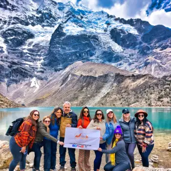Grupo de Nuna Expeditions en la Laguna Humantay